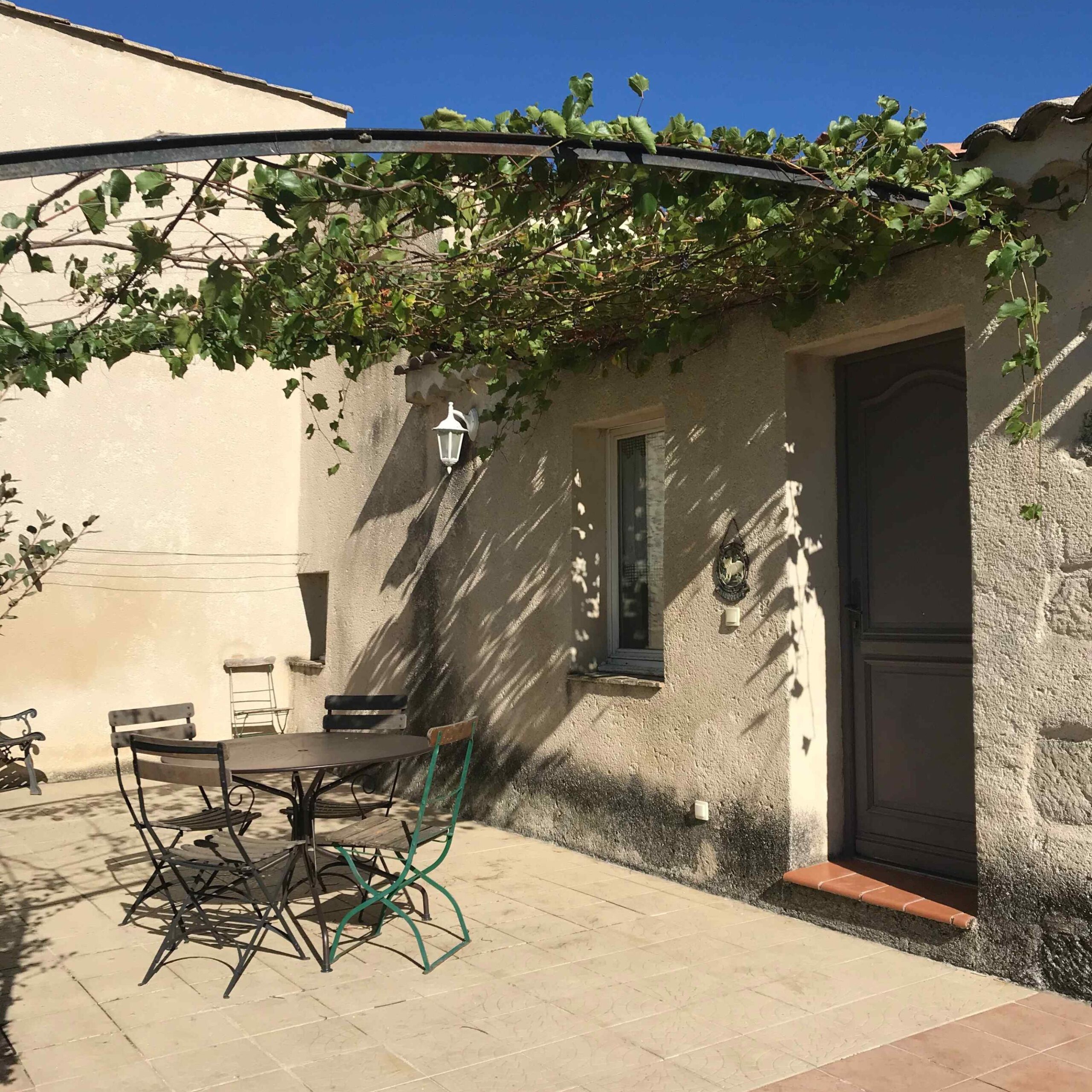 Gîte "Le Grenier", location de vacances avec piscine dans les Alpes-de-Haute-Provence, maison de 80 m2 avec 4 couchages